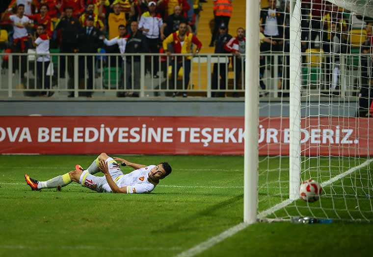 Göztepe - Eskişehirspor maçında son dakika olay çıktı. Eskişehirspor Teknik Direktörü Alpay Özalan, takımını sahadan çekti.