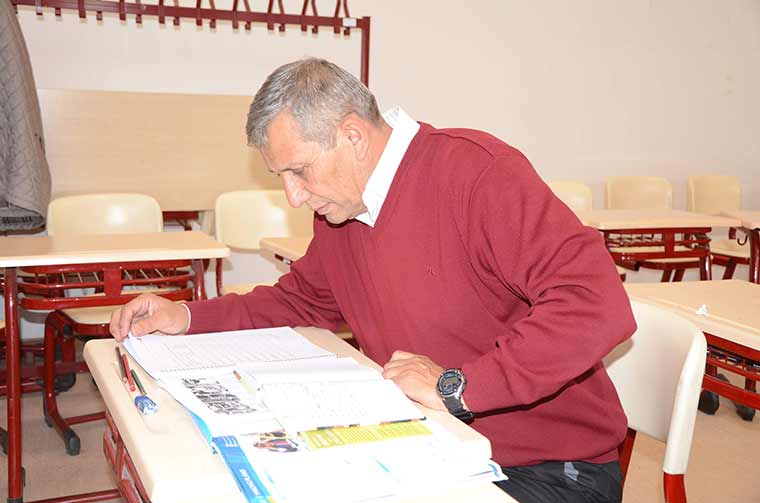 Eskişehir'de yaşayan 60 yaşındaki Muharrem Özcamur, içinde kalan ukdeden dolayı ilerlemiş yaşına rağmen üniversiteye başladı. 