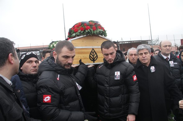 Geçirdiği beyin kanaması sonrasında üç gün önce hastaneye kaldırılarak yoğun bakım ünitesine alınan ve dün 81 yaşında vefat eden Türk futbolcunun duayen ismi İlhan Cavcav'ın cenazesi öncesinde, Beştepe İlhan Cavcav Tesisleri'nde tören yapıldı. 