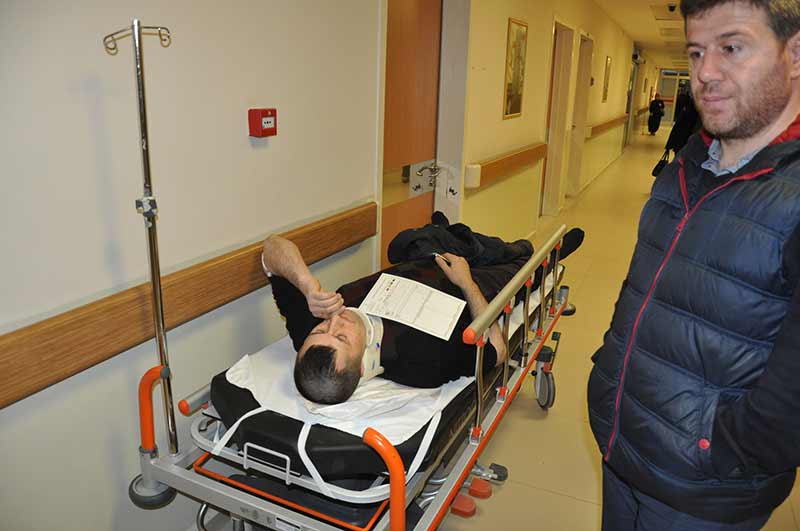 Bursa’nın İnegöl ilçesinde Tır’ın çarptığı servis minibüsünde 15 işçi yaralandı. Kazada can pazarı yaşandı.