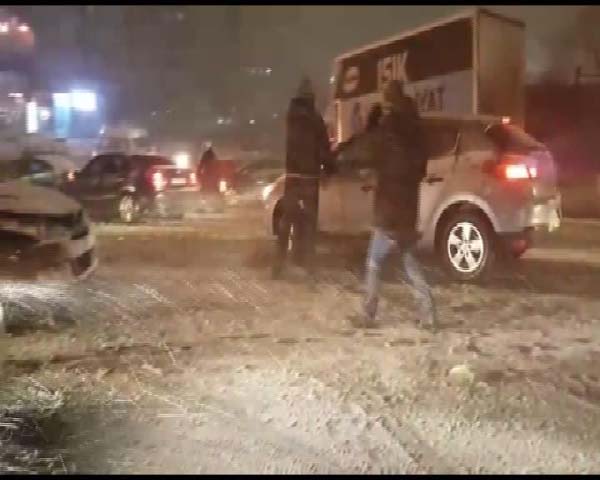 Meteorolojinin uyarılarının ardından İstanbul'da yoğun kar yağışı başladı. Cuma iş çıkışı çok sayıda vatandaş yollarda kaldı. Yağışların çarşamba gününe kadar aralıklarla devam etmesi bekleniyor.
