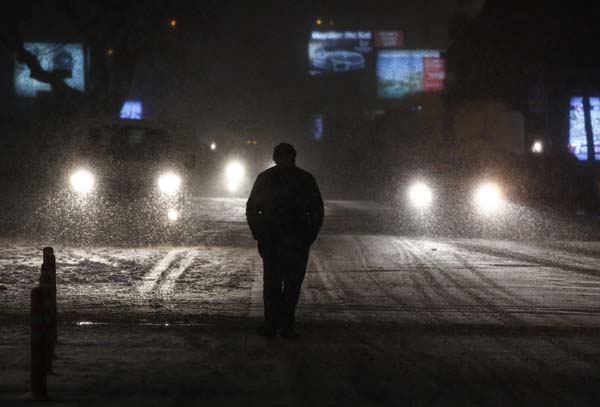 Meteorolojinin uyarılarının ardından İstanbul'da yoğun kar yağışı başladı. Cuma iş çıkışı çok sayıda vatandaş yollarda kaldı. Yağışların çarşamba gününe kadar aralıklarla devam etmesi bekleniyor.