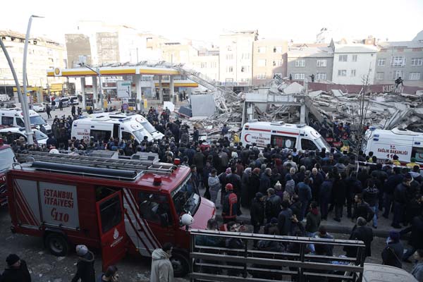 İstanbul Zeytinburnu'nda bir bina çöktü. Olay yerine çok sayıda itfaiye ve ambulans gönderildi. İçinde 56 daire bulunan 7 katlı binanın 2015 yılında tahliye edildiği açıklandı. Bina çöktüğü sırada kaldırımda bulunan kişiler enkaz altında kaldı. 1 kişinin hayatını kaybettiği, 5 kişinin yaralandığı bildiriliyor. Enkaz altında kalan olup olmadığının tespiti için çalışmalar sürüyor.
