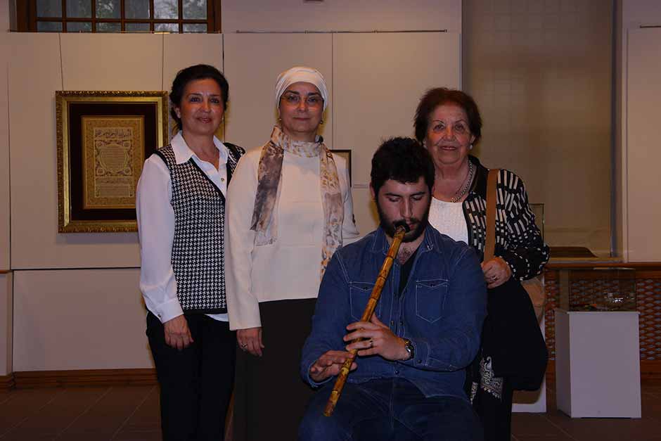 Anadolu Üniversitesi’nin Yunus Emre Kültür ve Sanat Haftası etkinlikleri kapsamında ev sahipliğini yaptığı ve açılışı gerçekleştirilen “Kadim Sanatın Işığı Yeni Dünyada” isimli sergide, New York Islamic Arts grubunun karma eserleri yer alıyor. 