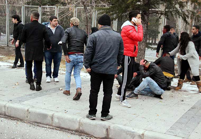 Kayseri'den son dakika haberi.. Kayseri'de Erciyes Üniversitesi kampüsünde bugün saat 08.45'de bir halk otobüsünde patlama meydana geldi. Patlamada yaralıların bulunduğu bildirilirken, olay yerine ambulanslar sevkedildi.