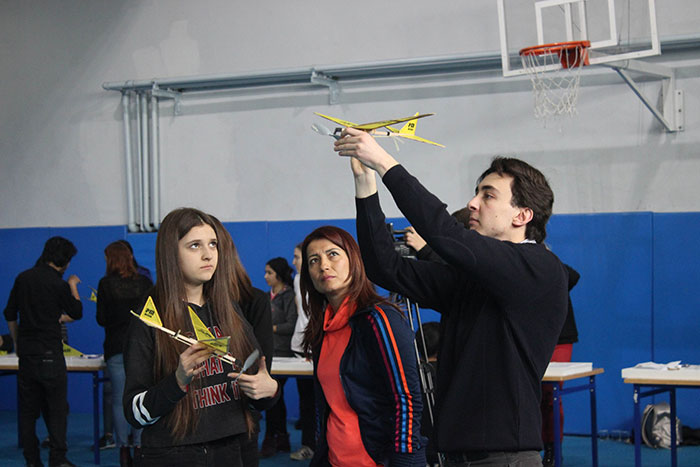 Eskişehir TEI TUSAŞ Motor Sanayi A.Ş., 8 Mart dolayısıyla düzenlediği etkinlikle, liselerde okuyan kız öğrenciler arasında maket uçak yarışması düzenledi. 