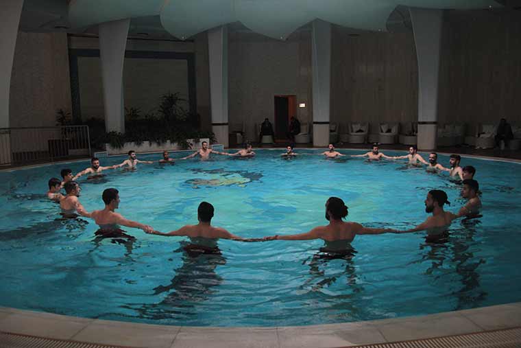 Eskişehirsporlu oyuncular, Antalya Belek'te yaptıkları kampın 7. gününde havuzda kuvvet çalışması yaptı.
