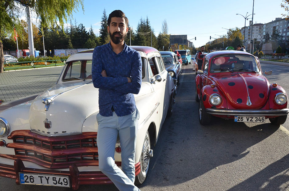 Eskişehir'de klasik otomobilleri ile bir araya gelen sürücüler, saat 09:05'de hep birlikte Ata'ya saygı duruşunda bulundular. 