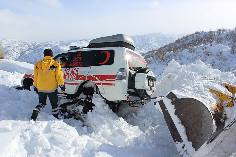 Konya'nın Hadim ilçesinde hasta ihbarına giden 112 Acil Servis ekipleri, ilçedeki yoğun kar nedeniyle 66 yaşındaki hastayı ambulansa kadar sırtında taşıdı.
