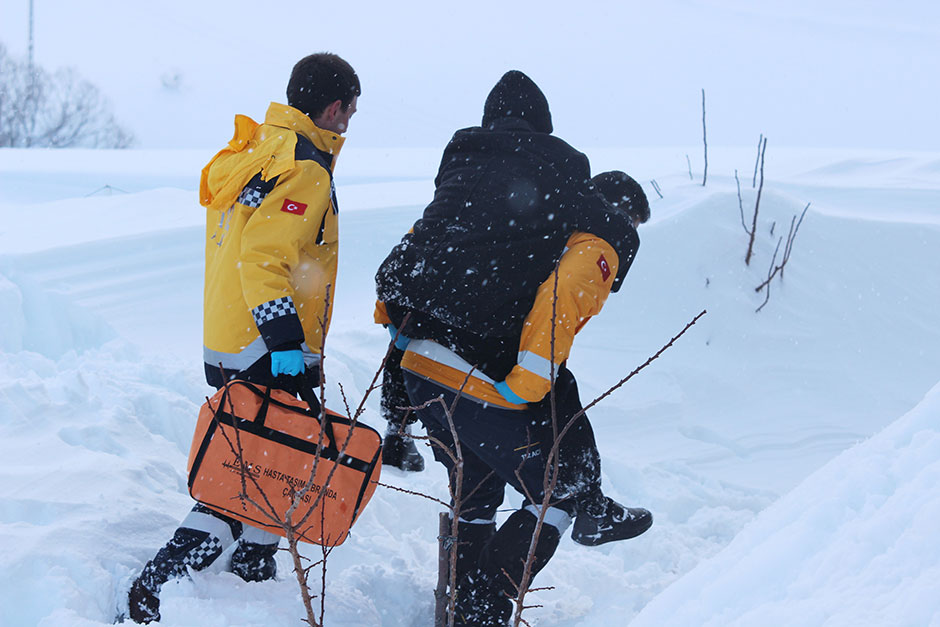 Konya'nın Hadim ilçesinde hasta ihbarına giden 112 Acil Servis ekipleri, ilçedeki yoğun kar nedeniyle 66 yaşındaki hastayı ambulansa kadar sırtında taşıdı.