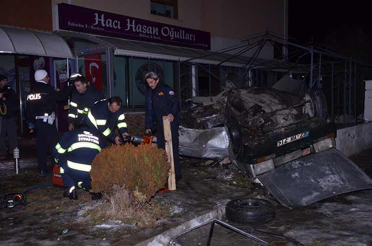 Eskişehir'de bir otomobilin bahçe duvarına çarpması sonucu iki kişi öldü, bir kişi yaralandı.
