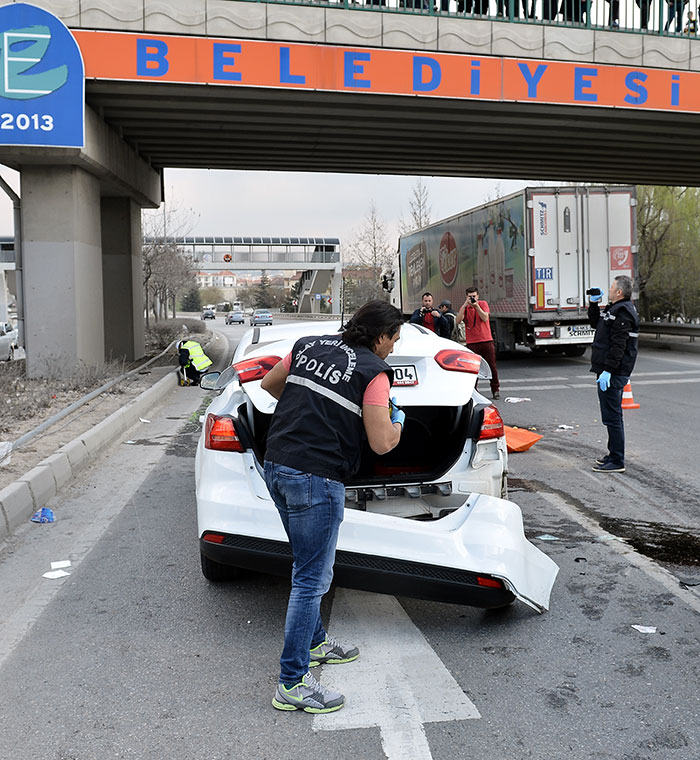 Eskişehir’de yolun karşısına geçmek isteyen 2 kadın, araçların çarpması sonucu hayatını kaybetti.