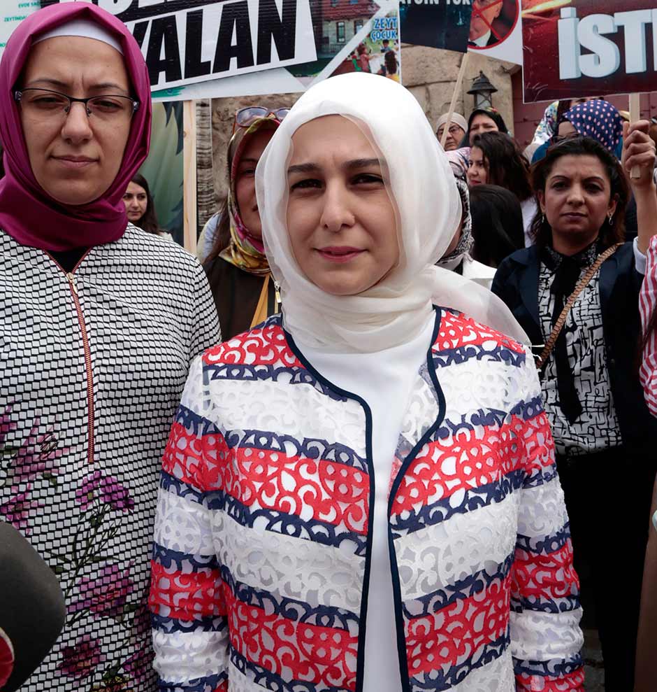 AK Parti Odunpazarı İlçe Kadın Kolları üyesi kadınlar, Odunpazarı Küliyesi’nde dans yapıldığı ve şehit cenazesi ardından konser verildiği gerekçesiyle külliye önünde protesto eylemi düzenledi.