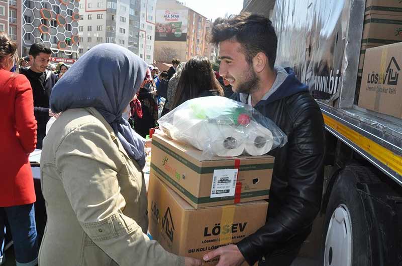 LÖSEV, "Anadolu’ya Tır Dolusu LÖSEV Yardımı" projesi ile Türkiye'nin dört bir yanında ihtiyaç sahibi hasta ve ailelerine yardımlar ulaştırmaya devam ediyor. 