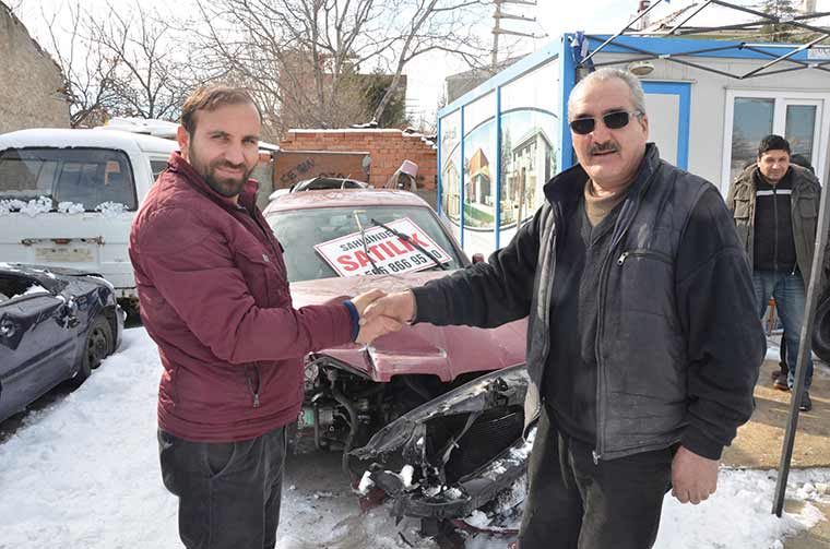 Eskişehir’de modelli araç almak isteyen vatandaşlar kazalı araç satan oto galerinin yolunu tutuyor. 