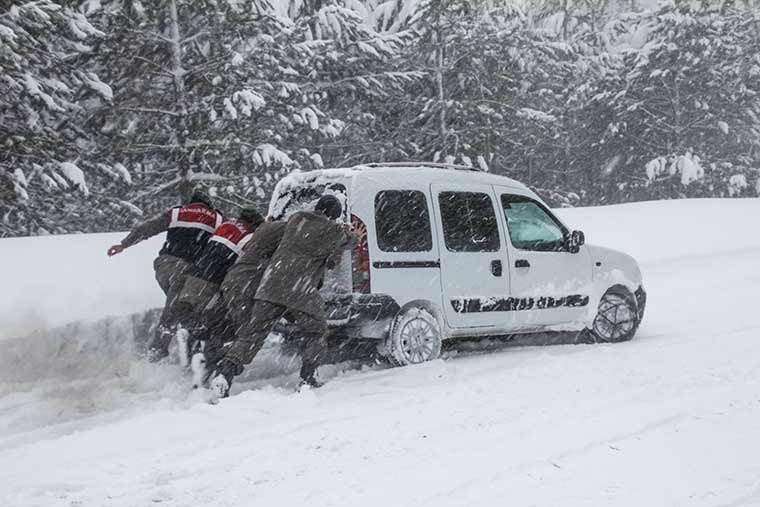 Bursa-Eskişehir yolu Mezitler mevkisinde yoğun kar yağışı, tipi ve buzlanma nedeniyle kayan tır yolu ulaşıma kapattı.