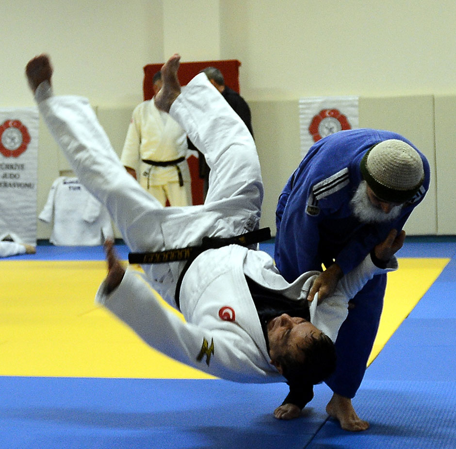 Judo Milli Takımı'ndan bazı nedenlerle ayrılmak zorunda kalan ve 30 yıl aradan sonra 6 yıl önce başladığı bu sporda uluslararası dereceler elde eden 62 yaşındaki Ahmet Özdemir, Avrupa ve dünya şampiyonalarında altın madalya hedefliyor.