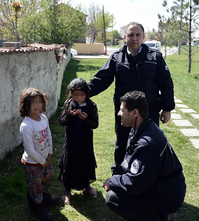 Eskişehir'de rahatsızlanan anne ve babaları için gözyaşı döken çocukları, polis ekibi meyve suyu ikram ederek sakinleştirmeye çalıştı.  