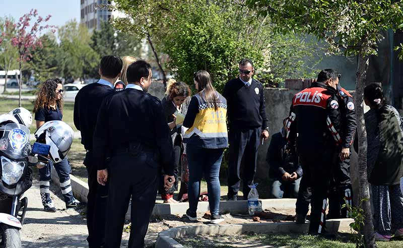 Eskişehir'de rahatsızlanan anne ve babaları için gözyaşı döken çocukları, polis ekibi meyve suyu ikram ederek sakinleştirmeye çalıştı.  