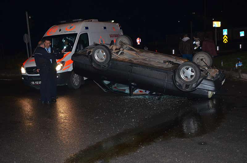 Eskişehir'de kayganlaşan yolun etkisiyle takla atan otomobilde bulunan 2 kişi, kazayı ufak sıyrıklarla atlattı. 