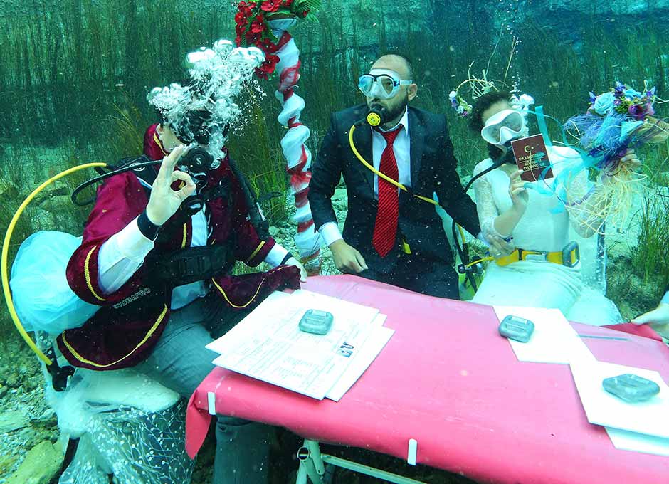 Gelinlik ve damatlıklarını giyen Volkan Türk ve Derya Ateş çifti, nikah törenlerini Sakarya Nehri’nin doğduğu noktada suyun altında yaptı.