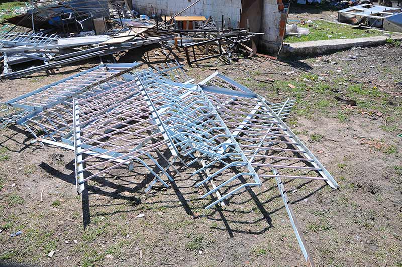 Eskişehir'de okuldan yağmalanan eşyaların bir kısmı, çevrede bulunan evlerin yakınlarındaki boş araziDE bulundu.