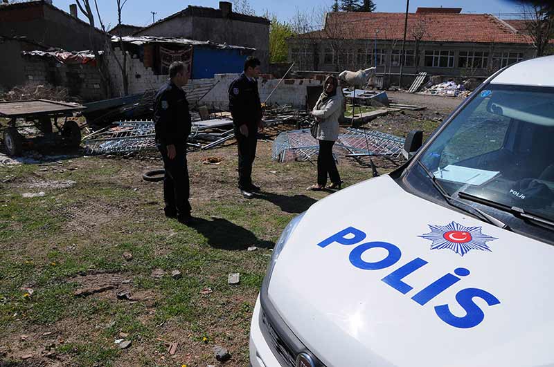 Eskişehir'de okuldan yağmalanan eşyaların bir kısmı, çevrede bulunan evlerin yakınlarındaki boş araziDE bulundu.