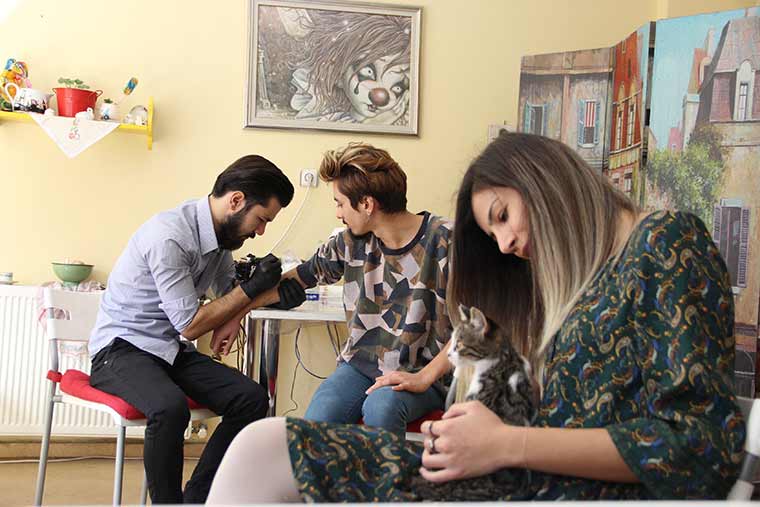 Eskişehir’de bulunan bir kafede düzenlenen ve sosyal sorumluluk projesi olarak kedi dostu bir çiftin organize ettiği ‘Patili Dövme Toplantısı’nın gelirleri, hayvanseverlerin minik dostlarına bağışlandı. 