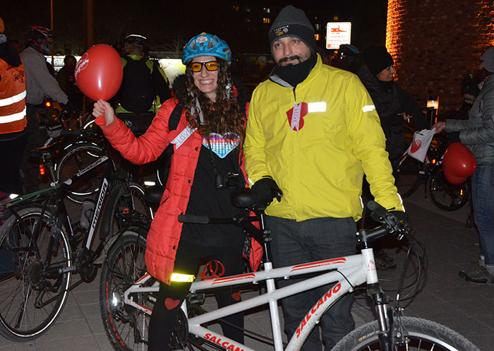 Eskişehir'de bir alışveriş merkezinin önünde buluşan çoğu bisikletli vatandaşlar, "14 Şubat Sevgililer Günü" dolayısıyla birbirlerine hediye almak yerine "Bisiklet aşktır. Aşıksan bas pedala" sloganıyla pedal çevirdi.