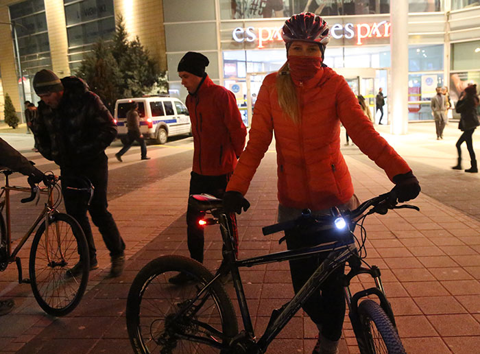 Eskişehir'de bir alışveriş merkezinin önünde buluşan çoğu bisikletli vatandaşlar, "14 Şubat Sevgililer Günü" dolayısıyla birbirlerine hediye almak yerine "Bisiklet aşktır. Aşıksan bas pedala" sloganıyla pedal çevirdi.