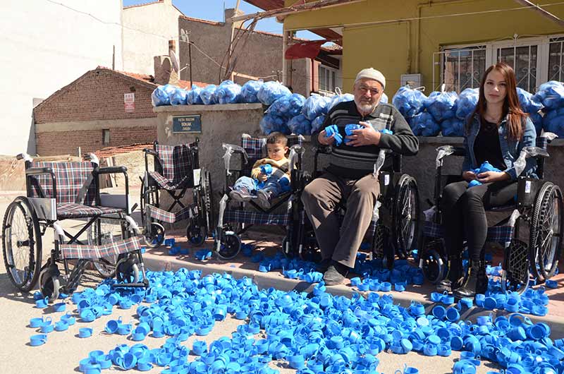 Eskişehir’de 10 yıldır topladıkları mavi kapak ile engelli vatandaşlara umut ışığı olmaya devam eden 71 yaşındaki Halit Aydoğan ve torunu Melike Sarıtaş, şimdiye kadar 88 tekerlekli sandalye aldı. 