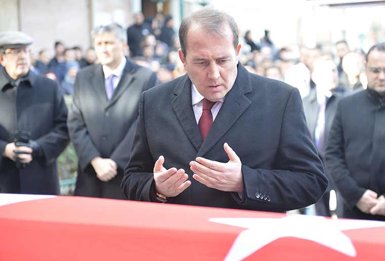 İstanbul'daki terör saldırısında şehit düşen polis memuru Uğur Ürker'in cenazesi memleketi Eskişehir'de defnedildi.