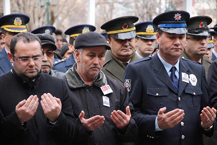 Diyarbakır'da dünkü hain saldırıda şehit olan polis memuru Eskişehirli Ali Sevim, kılınan cenaze namazının ardından son yolcuğuna uğurlandı.