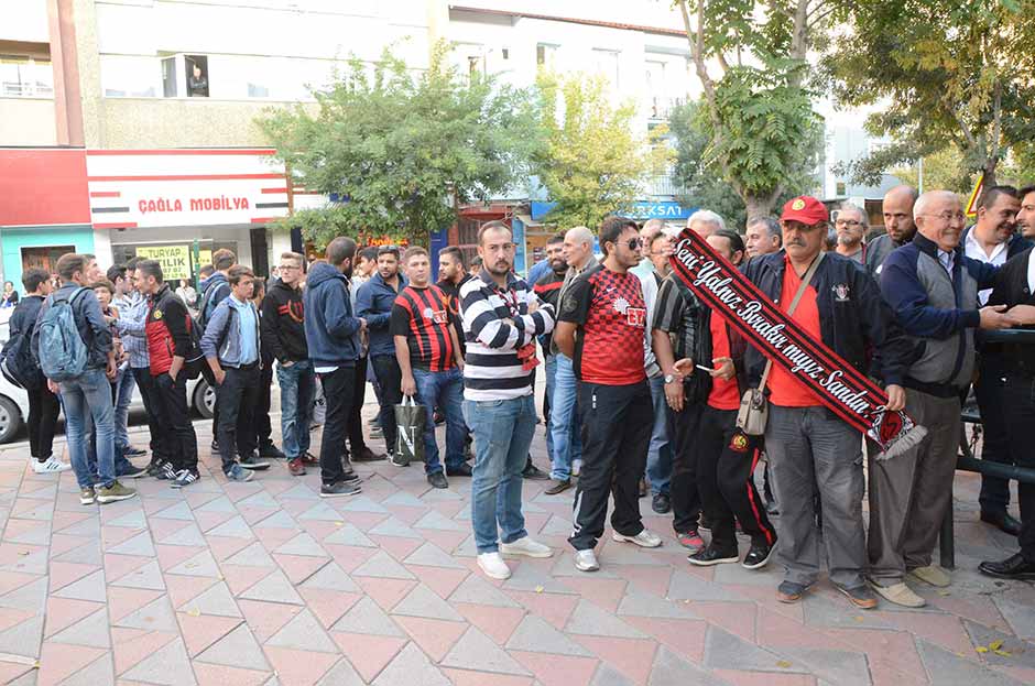 TFF 1. Lig'in 7. haftasında Eskişehirspor-Giresunspor arasında seyircisiz oynanacak maç için bilet satışları başladı. Taraftarlar takıma destek olmak için biletleri aldı.
