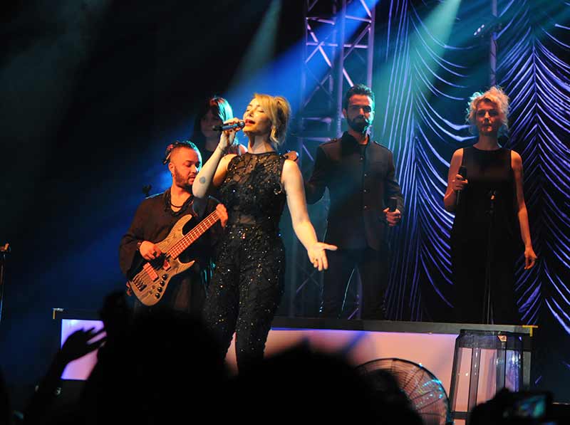 Türk pop müziğinin başarılı vokallerinden Sıla, Eskişehir Anemon Otel’de hayranlarıyla buluştu.