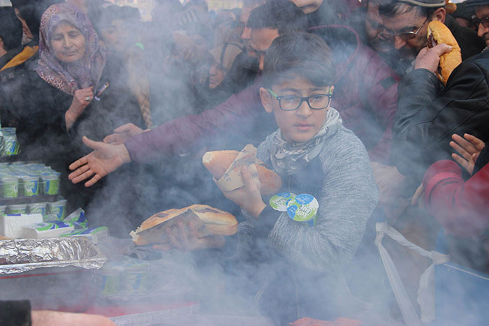 Eskişehir'in Sivrihisar ilçesinde düzenlenen 'Meşhur Sivrihisar Dövme Sucuk Festivali'nde yaklaşık 2 ton pişmiş sucuk dağıtıldı. Yaklaşık 10 bin kişinin katıldığı festivalde vatandaşlar, ücretsiz dağıtılan sucuklardan alabilmek için uzun kuyruklar oluşturdu.