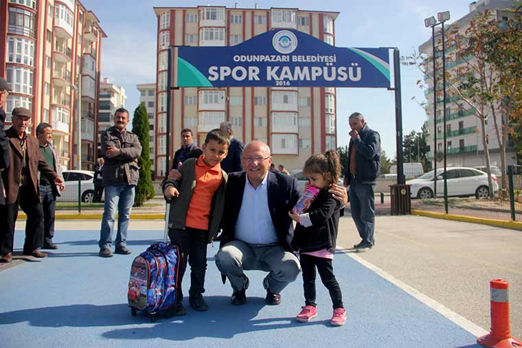 CHP Milletvekili Utku Çakırözer, Gökmeydan Mahallesi’nde Odunpazarı Belediyesi tarafından yapılan spor sahalarının Vakıflar Genel Müdürlüğü tarafından kapatılmak istenmesine tepki gösterdi.