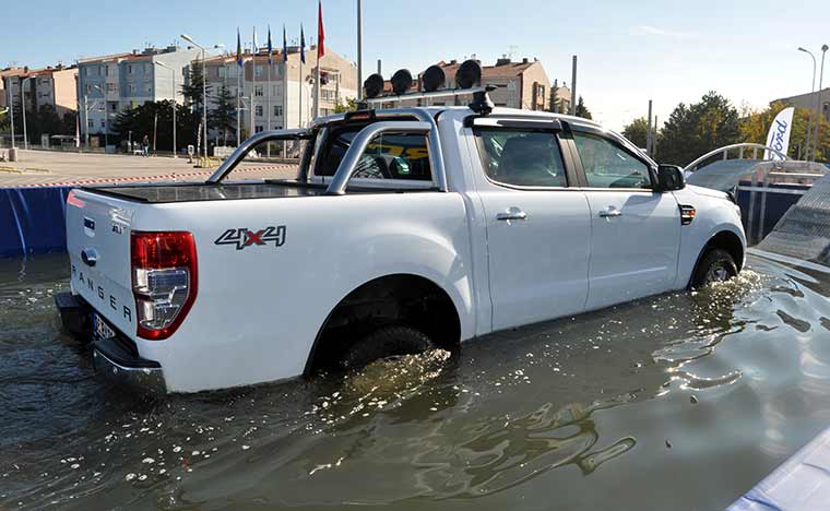 Ford Otosan tarafından Türkiye'de ilk defa uygulanan "su geçişli parkur test sürüşü" etkinliği Eskişehir'de başladı.