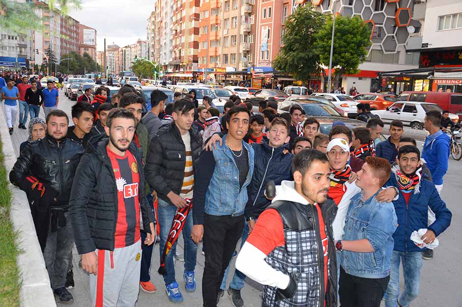 İstanbul'da oynanacak Ümraniyespor maçı için yola düşen Eskişehirsporlu taraftarlarla, Afjet Afyonspor karşılaşması için aynı karayolunu kullanan Sakaryasporlu taraftarlar arasında kavga çıkmıştı. Kavga sonrası Eskişehir'e dönen taraftarlar, şehre gelmeye başladı. 