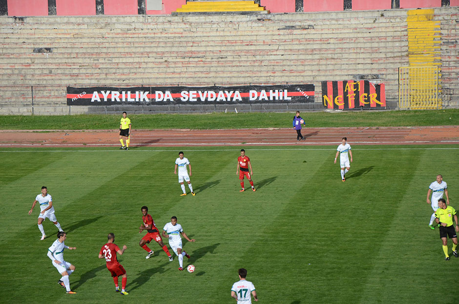 Geçen sezon saha içerisinde yaşanan olaylardan ötürü 4 maç seyircisiz oynama cezası alan Eskişehirspor taraftarı, karşılaşmayı bu kez dev ekrandan takip etti. 