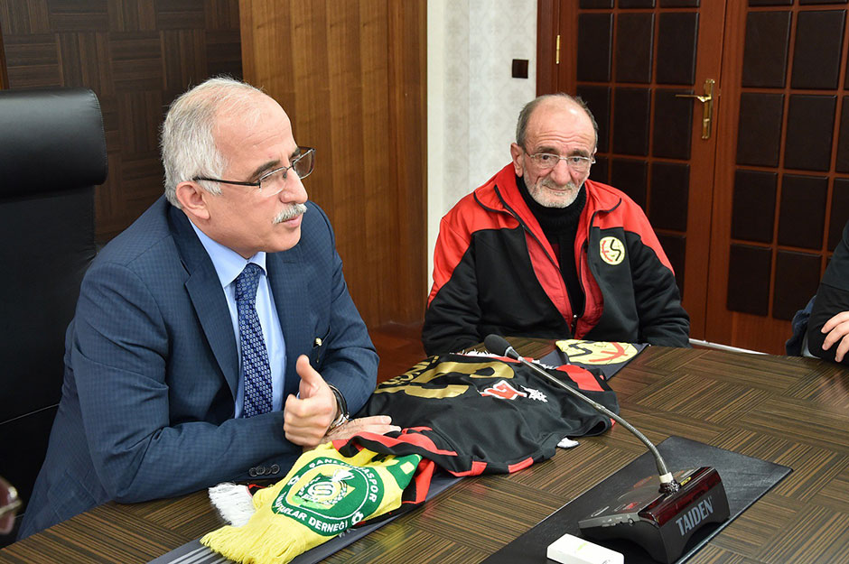 Şanlıurfa Valisi Güngör Azim Tuna, Şanlıurfaspor-Eskişehirspor maçını izlemek için gelen Eskişehirsporlu taraftarları kabul etti.