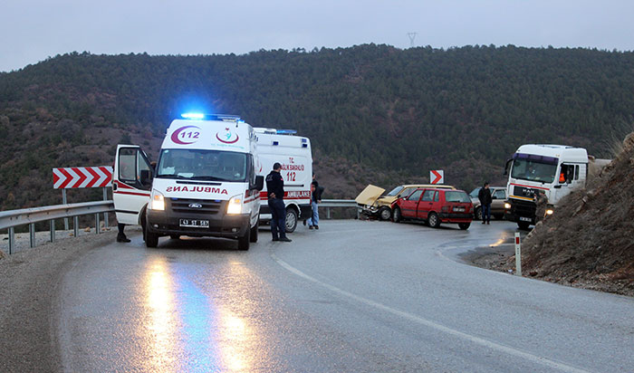 Kütahya’nın Emet ilçesinde 2 otomobilin çarpışması sonucu meydana gelen trafik kazasında 6 kişi yaralandı.
