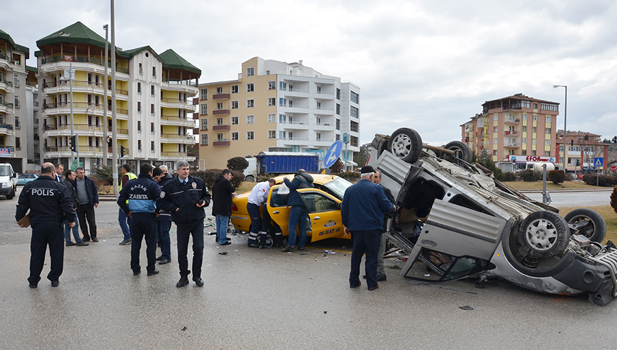 Ankara'nın Kazan ilçesinde hafif ticari araç ile ticari taksinin çarpışması sonucu 2'si çocuk 8 kişi yaralandı.