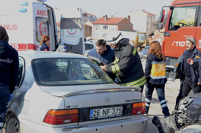 Eskişehir’de, 4 aracın karıştığı trafik kazasında 1’i hamile kadın olmak üzere 5 kişi yaralandı.