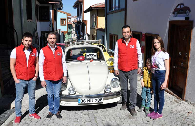 Eskişehir'de "Vosvos" olarak bilinen otomobil sahipleri ve yardım gönüllülerinin bir araya gelerek oluşturduğu Vos26 Yardım Gönüllüleri Kültür ve Dayanışma Derneği üyeleri, araçlarını ihtiyaç sahibi insanların yardımına koşmak için sürüyor. 