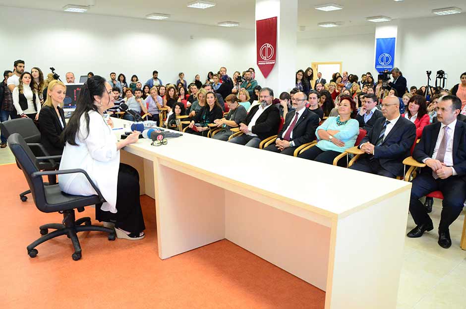 Türk sinemasının "Sultan" lakaplı efsanesi Türkan Şoray, Eskişehir Anadolu Üniversitesi'nde öğrencilerle buluştu. 