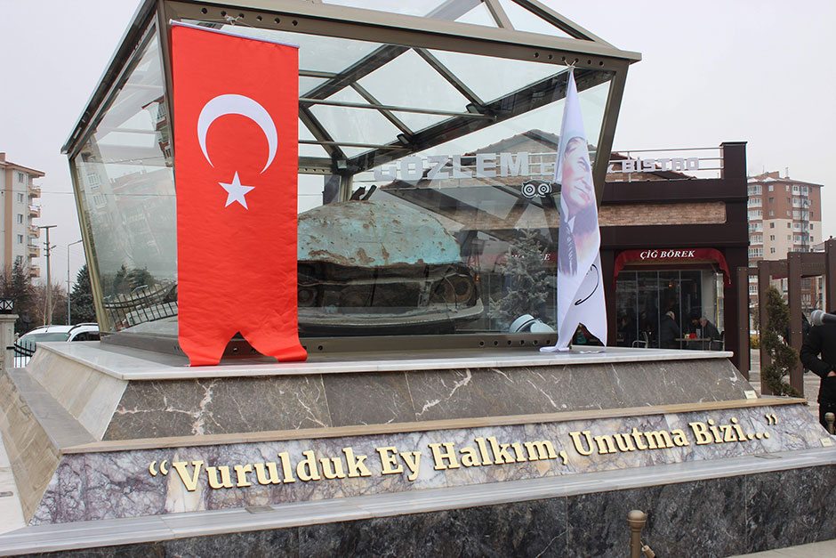 Ankara'daki evinin önünde 24 Ocak 1993'te otomobiline konulan bombanın patlaması sonucu yaşamını yitiren gazeteci yazar Uğur Mumcu için Eskişehir'de anma töreni düzenlendi.