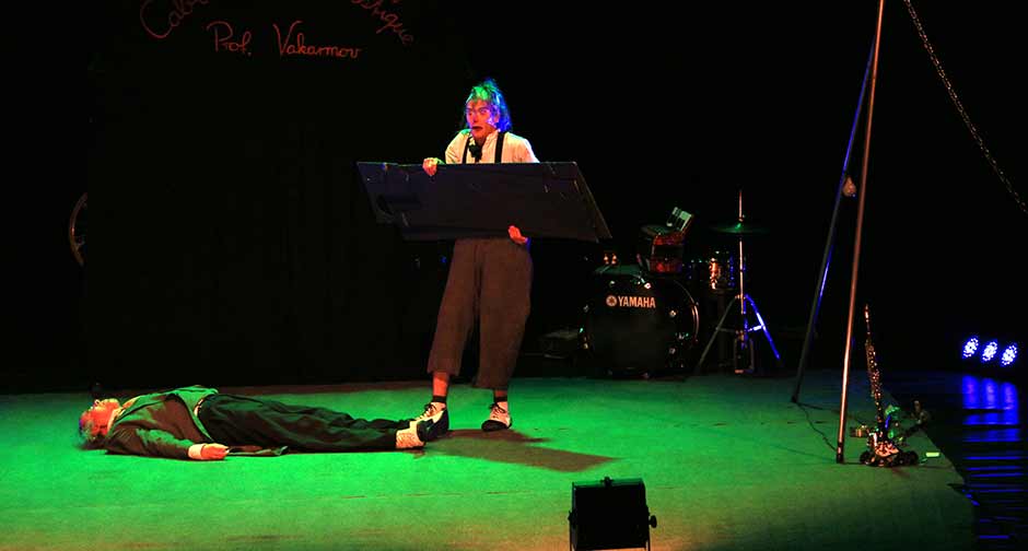 "11. Uluslararası Eskişehir Çocuk ve Gençlik Tiyatroları Festivali" kapsamında, İsviçre ekibi, "Profesör Vakarnov'un Sihirli Odası" adlı oyununu beğeniye sundu.