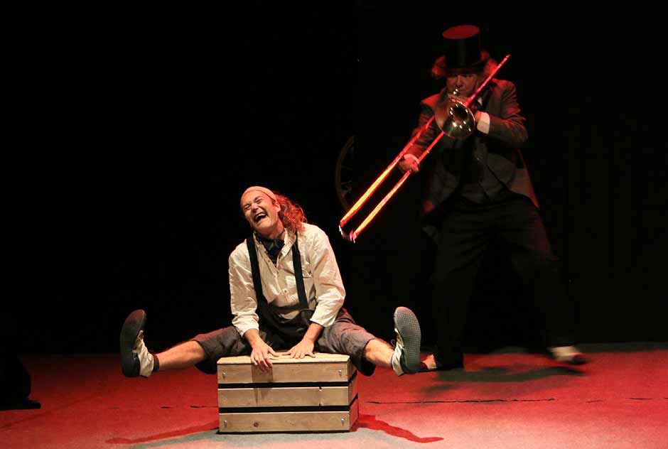 "11. Uluslararası Eskişehir Çocuk ve Gençlik Tiyatroları Festivali" kapsamında, İsviçre ekibi, "Profesör Vakarnov'un Sihirli Odası" adlı oyununu beğeniye sundu.