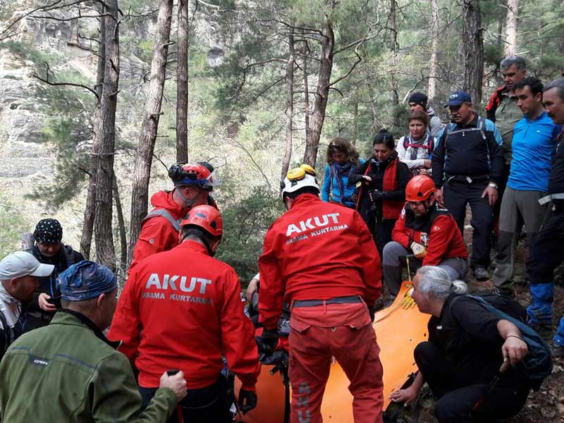 Eskişehir’in Mihalıççık ilçesinde dağda doğa yürüyüşü yaparken düşüp yaralanan kadını AKUT ekipleri kurtardı.
